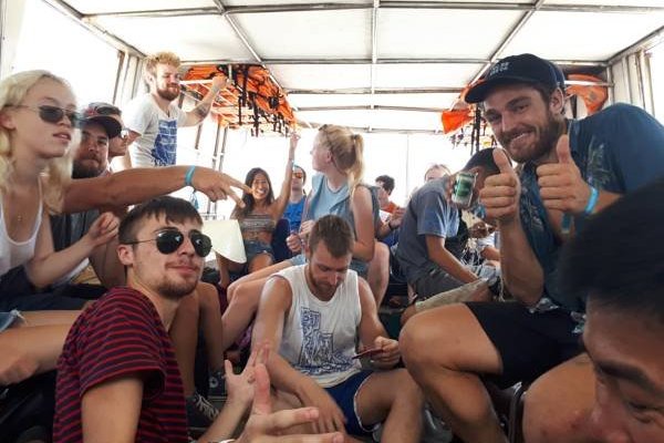 The tourist to CatBa island from HaiPhong backpacker hostel