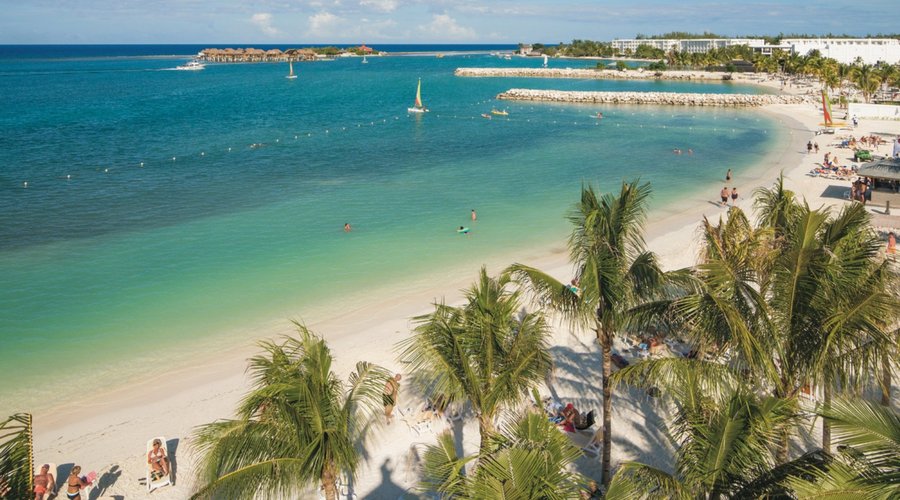 Mahoe Bay beach