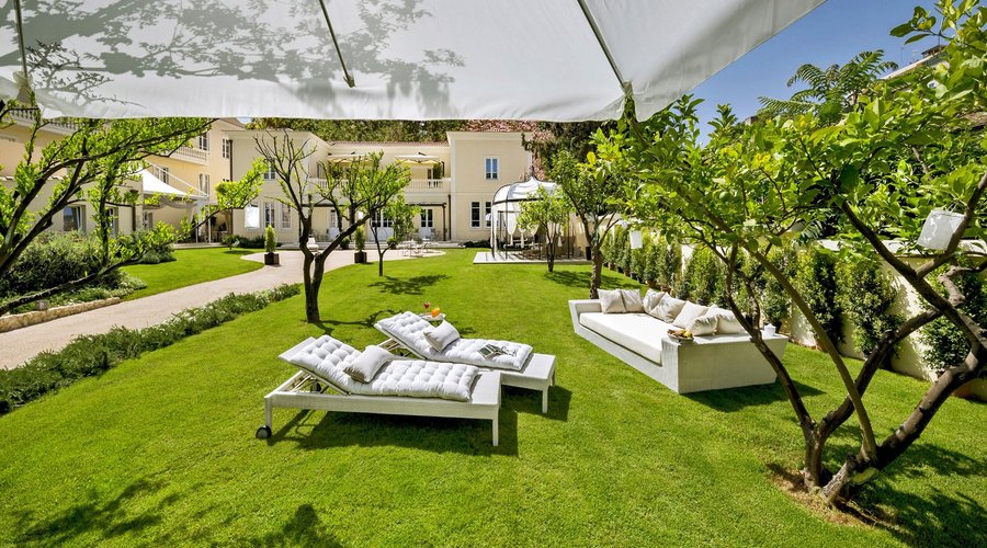 Ingresso dal giardino e Villa sullo sfondo.