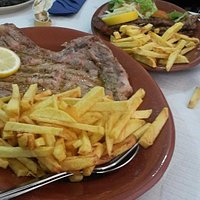 Costeleta de vitela com batatas fritas (em baixo) e lagartinhos (em cima)