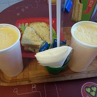 Um bauru cortado ao meio e dois sucos de laranja