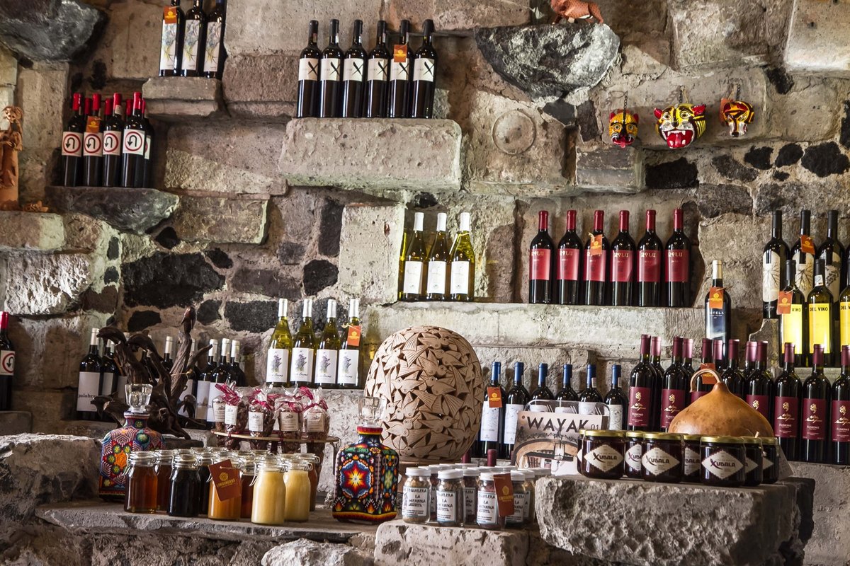 Todos nuestros vinos y piezas de arte están a la venta.