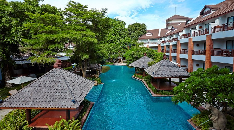Tropical Pool with swim up pool bar