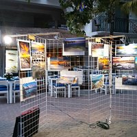 Fotografos locales exponiendo en la 5a Avenida de Playa del Carmen.