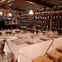 Les vins arrivent et les potes aussi.