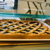 CROSTATA CON MARMELLATA DI CILIEGIA APPENA SFORNATA DAL NOSTRO CHEF