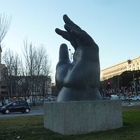 La Mano, y detrás la Plaza de S. Juan de la Cruz