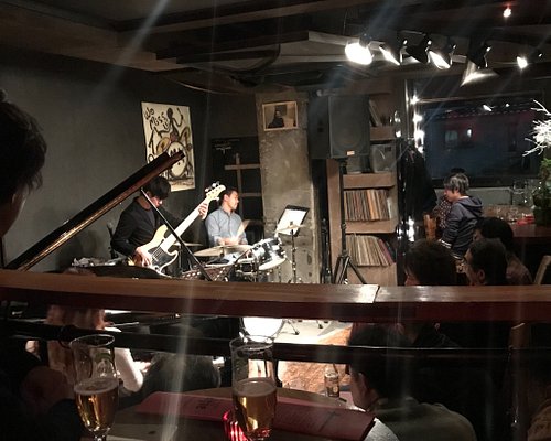The destruction of an old Tokyo karaoke bar — Tokyo Times