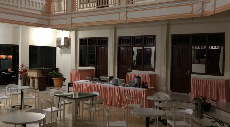 Hotel innen und außen. Sicht von der Lobby auf die Zimmer, katastrophal laut...