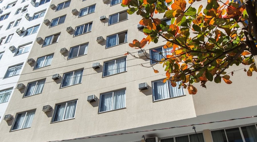 Localizado em uma das principais avenidas da cidade, Avenida Central (Calçadão)meia quadra da pr