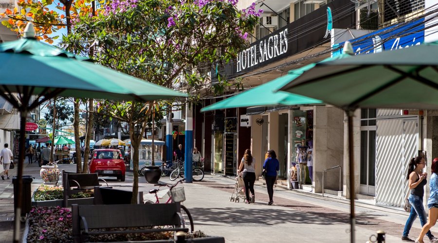 Localizado na Avenida Central (Calçadão) a meia quadra da praia.