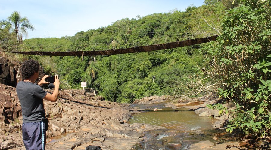 Ponte pênsil. Ao fundo, a queda d'água
