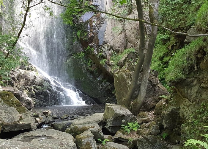 Vista de la charca que forma la cascada en su caída