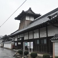 長屋門の上に太鼓楼が建ちます