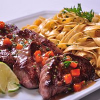 FILE GRELHADO COM MOLHO DO CHEFE E TALHARIM COM ERVAS