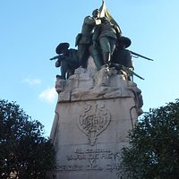 El gran pedestal con el bronce encima