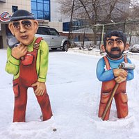 Памятник Равшану и Джамшуту