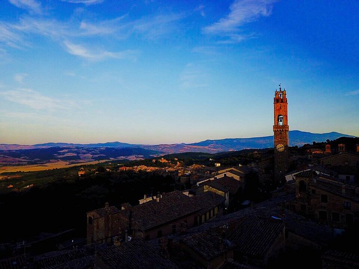 SIENA, ITÁLIA - 14 DE MARÇO DE 2014: Loja Da Roupa Elegante Em Uma