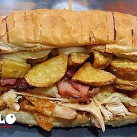 Apollo: pollo sfilacciato,provola di agerola,patate fresche e bacon.