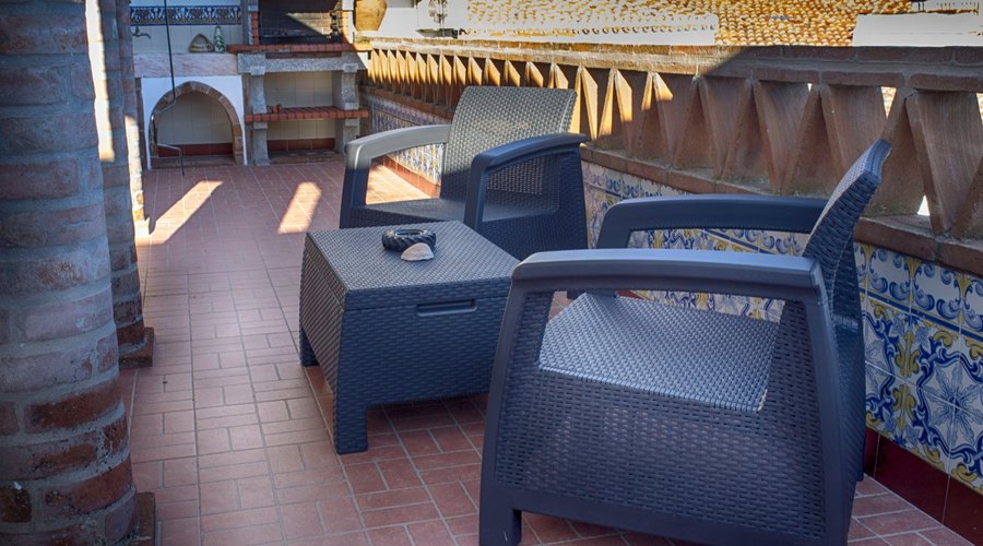 Varanda e espaço para refeição no barbecue