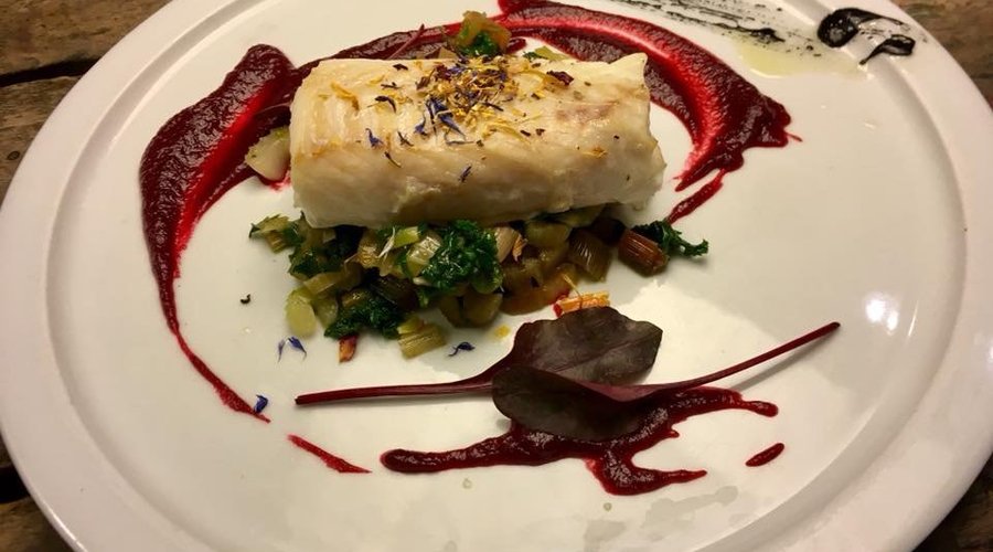 Dos de cabillaud, wok de légumes de saison et coulis de betteraves.