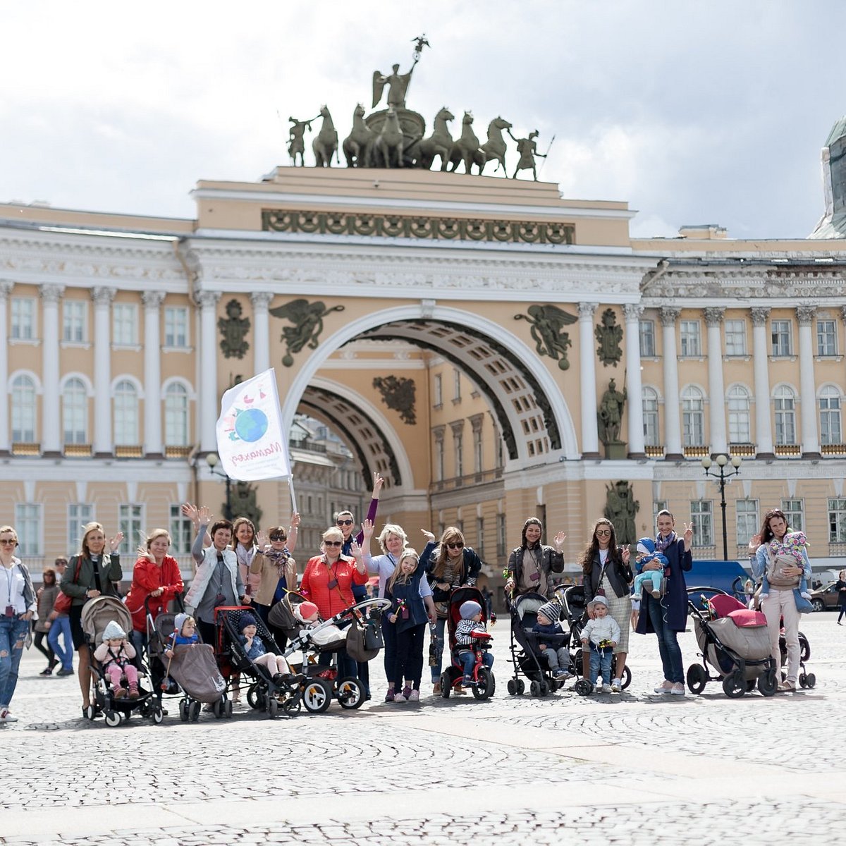 Дворцовая площадь в Санкт-Петербурге. Мамаход СПБ экскурсии. Экскурсия пешая СПБ. Большая Конюшенная до Дворцовой площади.