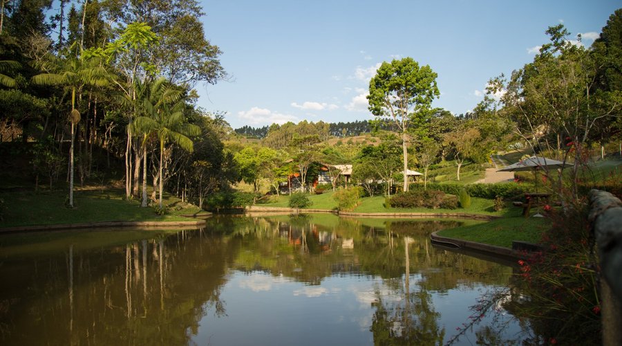 Foto da entrada, com a vista do lago e o restaurante ao fundo