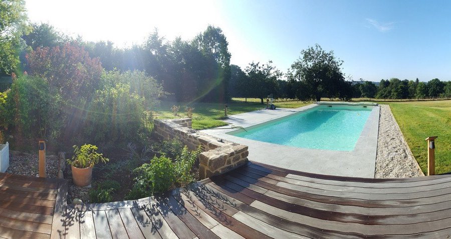 Vue panoramique sur les terrasses, la piscine et les espaces verts