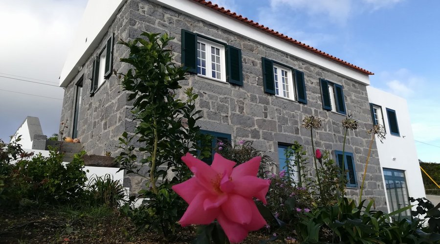 Jardim e casa de pedra