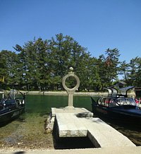水路に面してたっている灯籠