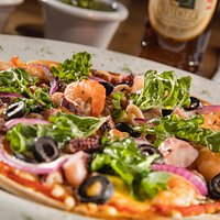 Pizza con frutos del mar.