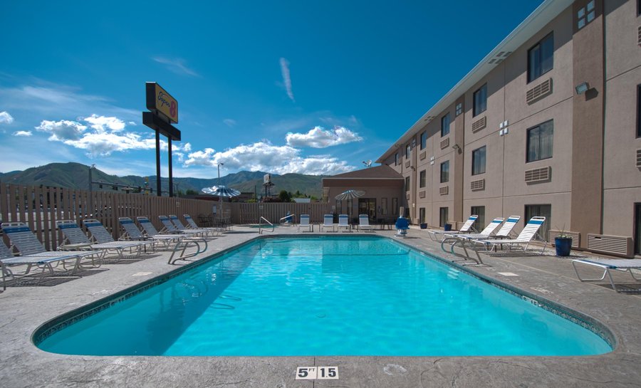 Seasonal outdoor pool (open April to September 29th)