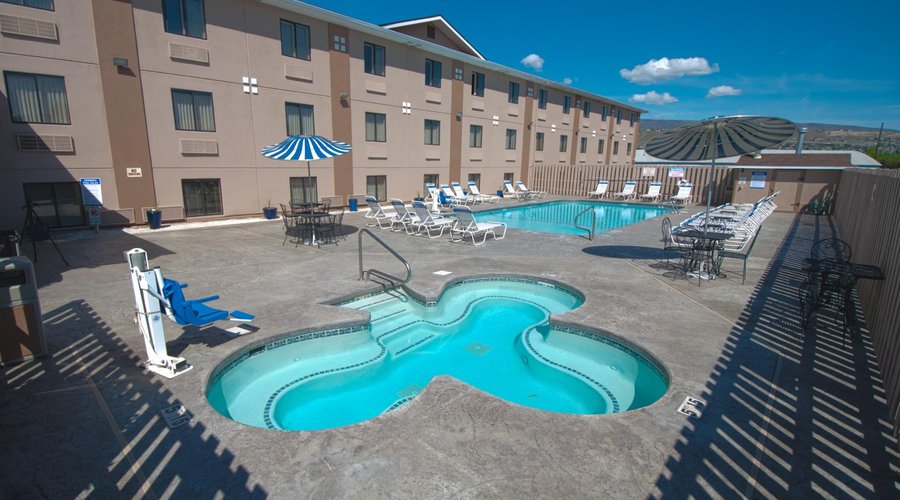 Seasonal outdoor hot tub & pool (Open April to September 29th)
