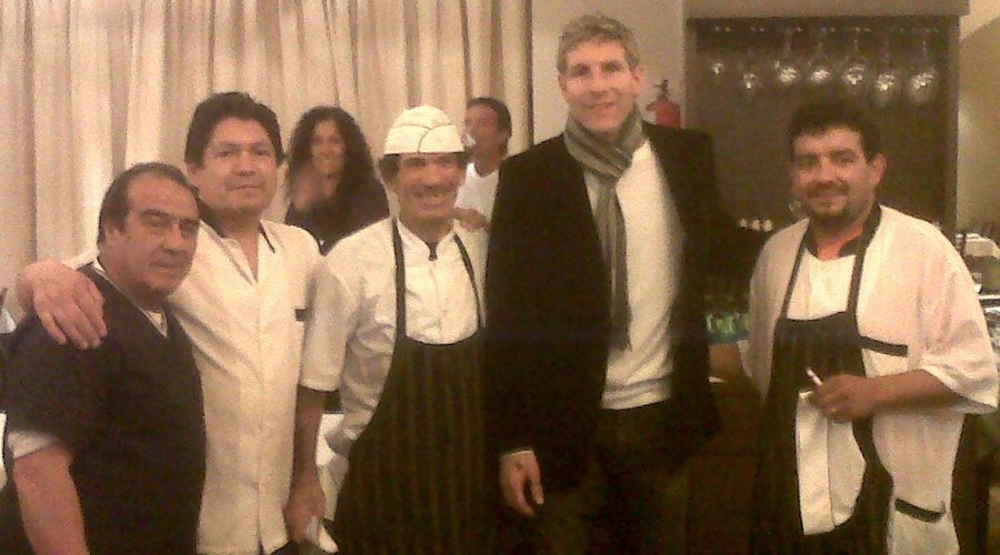 Palermo cenando y foto con nuestro personal