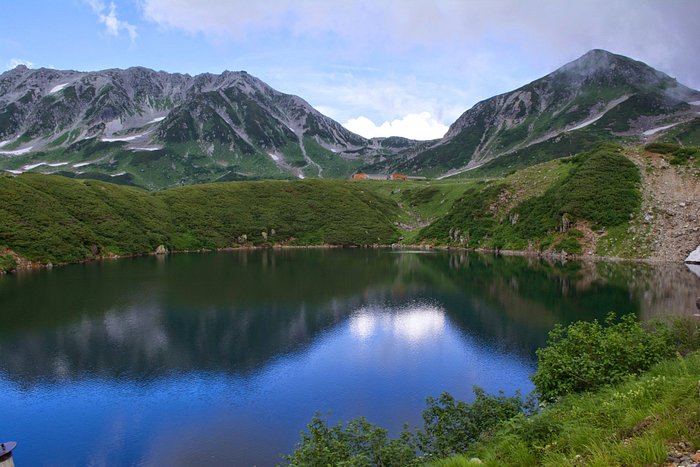 立山エリア、みくりが池。2014年8月。立山（左）、浄土山（右）が映り込んでいます。
