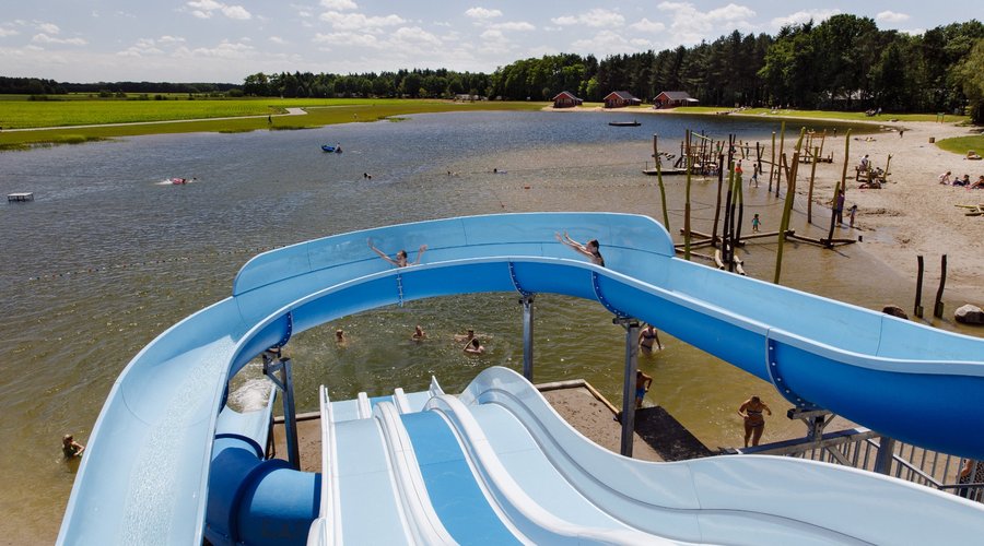 45 meter lange én driedubbele glijbaan in het recreatiemeer