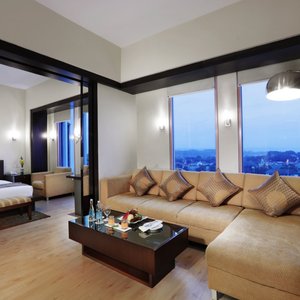 EXECUTIVE SUITE ROOM