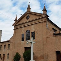 prospetto della facciata con croce marmorea sul giardino