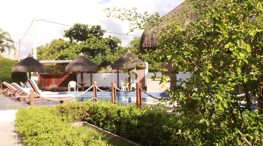 Área da piscina com opção para adulto e criança