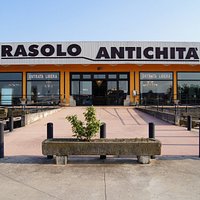 Negozio Rasolo Antichità esposizione 3000 Mq di Mobili Dipinti Oggetti antichi Vetri di Murano