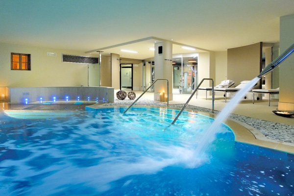 Elegante piscina interna al hotel, la più grande tra le spa d'albergo a Bormio
