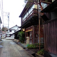 右は有名な本館、左はビジネスホテル。