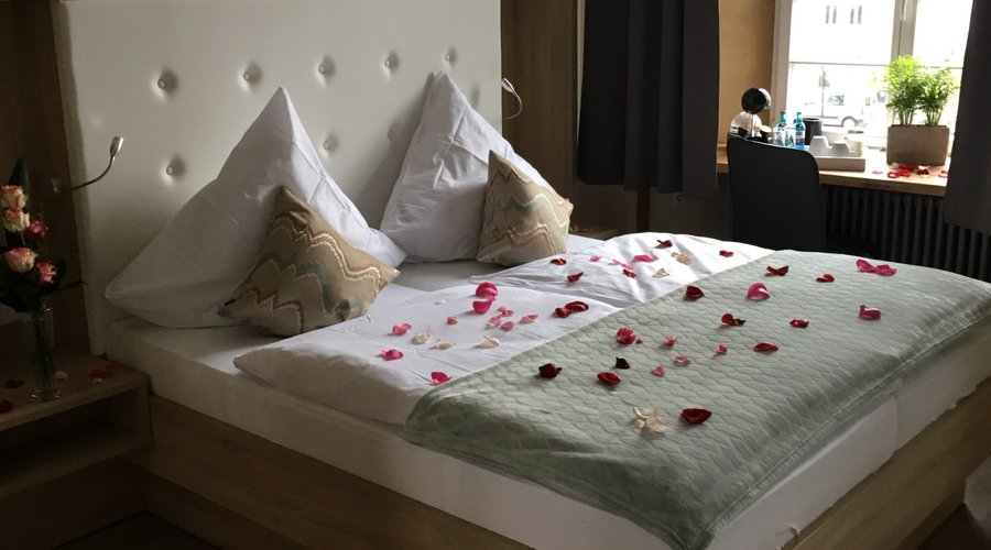 Sehr moderne eingerichtete Zimmer. 
Außerordentlich gutes Frühstück.