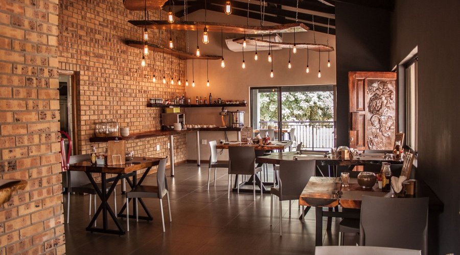 We serve a daily breakfast from 07h00-10h00 and Dinner from 18h00-21h00. Lunch packs are availab