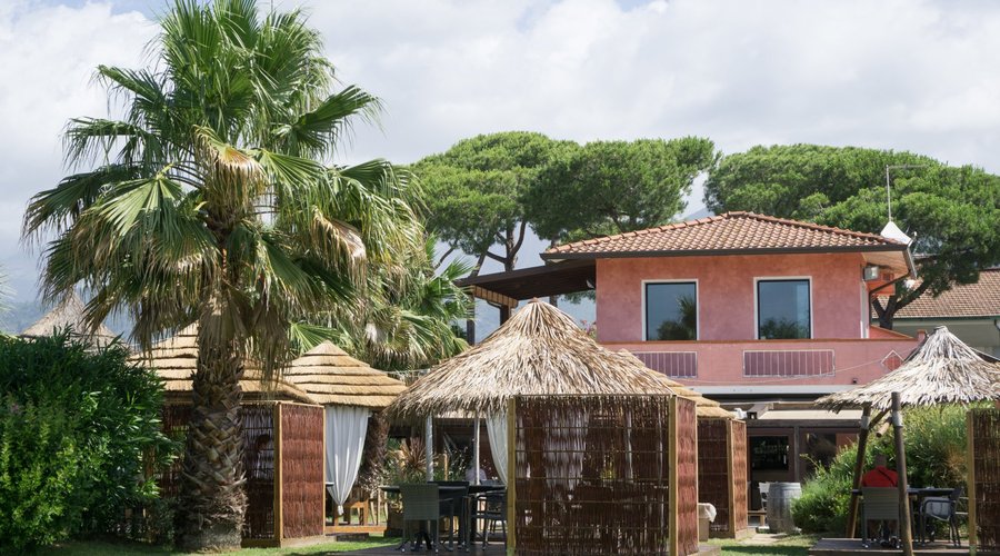 Benvenuti al LAGOdellaFIORA, il bar pasticceria che si affaccia sul lago naturale di Marina di M