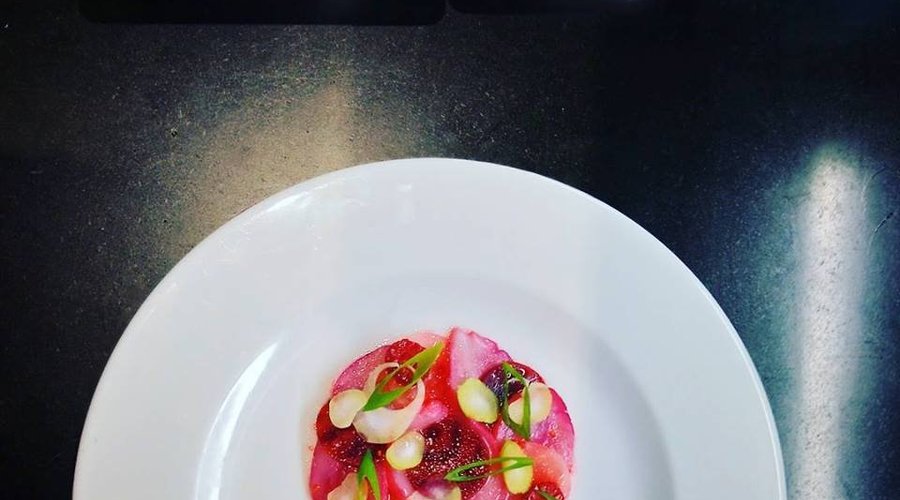 Carpaccio de noix de Saint-Jacques, framboises et betteraves