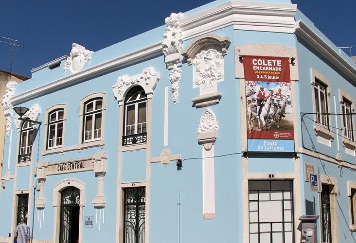 O Posto de Turismo está localizado no antigo "Café Central".