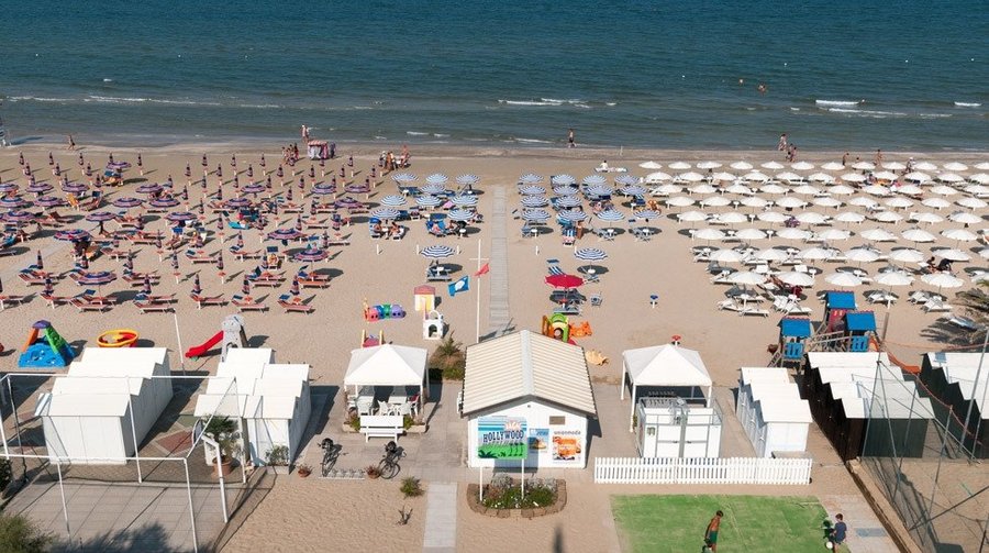 spiaggia dell'hotel proprio di fronte