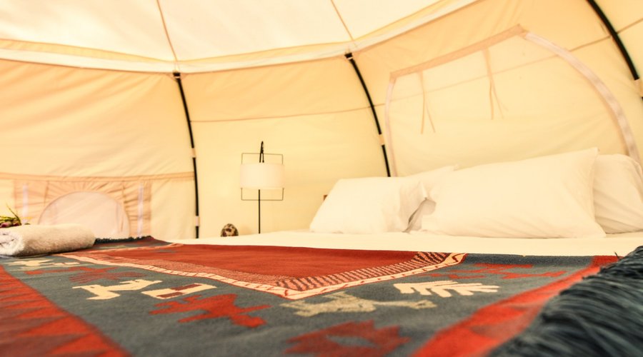 Luxurious large quiet glamping tent, king size bed, ocean views terrace, private bathroom