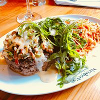 Überbackenes Tartar mit scharfen Nudeln